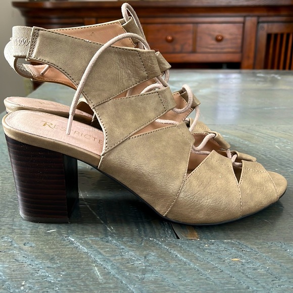 Restricted sandals - Picture 2 of 5